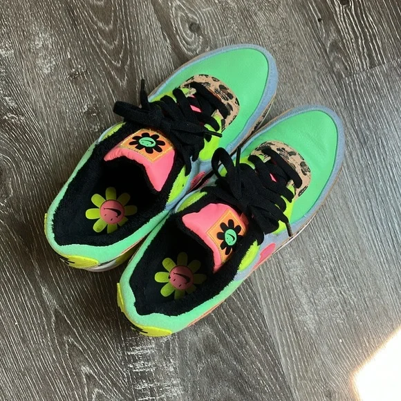 Nike - Picture 5 of 17